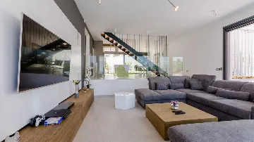 6-Bedroom Villa with Pool in Sutivan