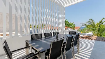 6-Bedroom Villa with Pool in Sutivan