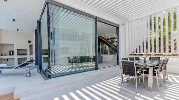 6-Bedroom Villa with Pool in Sutivan