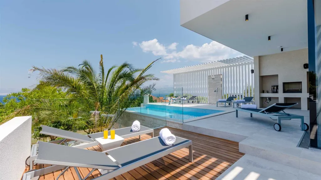 6-Bedroom Villa with Pool in Sutivan