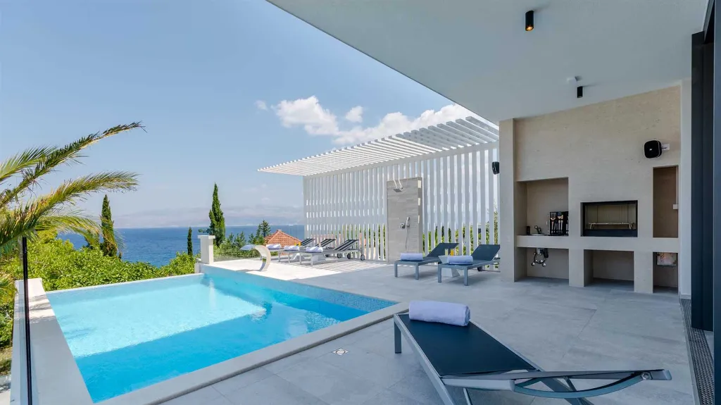 6-Bedroom Villa with Pool in Sutivan