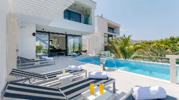 6-Bedroom Villa with Pool in Sutivan