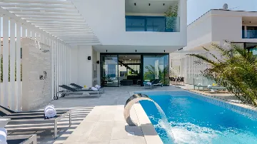 6-Bedroom Villa with Pool in Sutivan