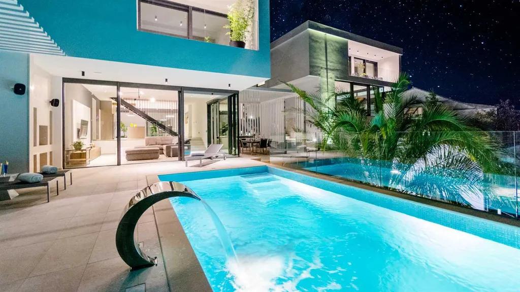 6-Bedroom Villa with Pool in Sutivan