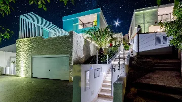 6-Bedroom Villa with Pool in Sutivan