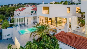 6-Bedroom Villa with Pool in Sutivan