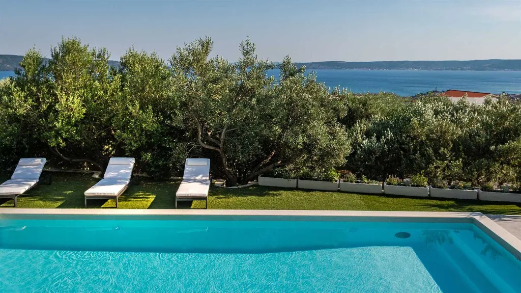 6-Bedroom Villa with Pool in Kaštel Kambelovac