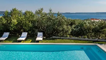 6-Bedroom Villa with Pool in Kaštel Kambelovac