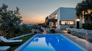 6-Bedroom Villa with Pool in Kaštel Kambelovac