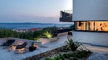 6-Bedroom Villa with Pool in Kaštel Kambelovac