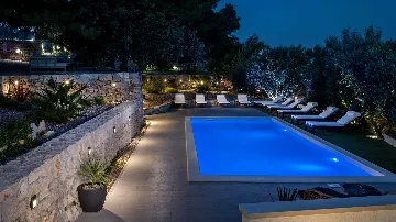 6-Bedroom Villa with Pool in Kaštel Kambelovac