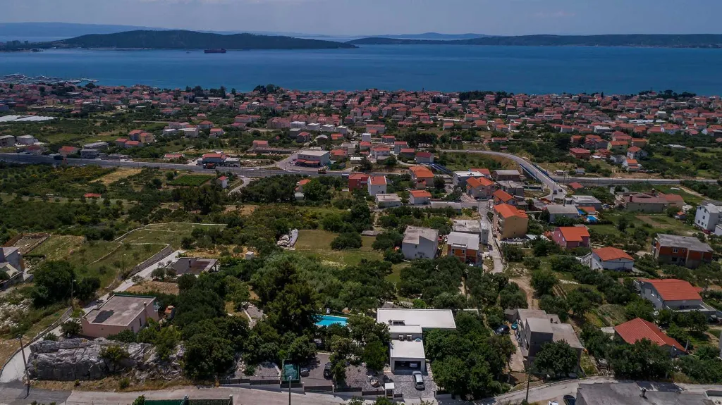 6-Bedroom Villa with Pool in Kaštel Kambelovac