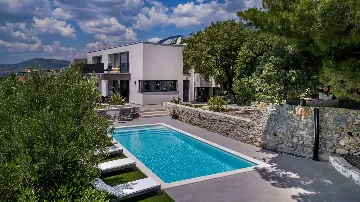 6-Bedroom Villa with Pool in Kaštel Kambelovac