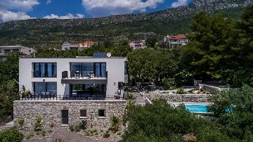 6-Bedroom Villa with Pool in Kaštel Kambelovac