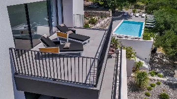 6-Bedroom Villa with Pool in Kaštel Kambelovac