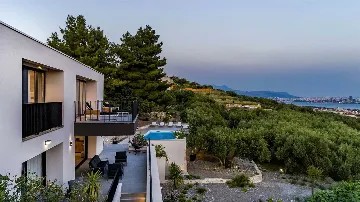 6-Bedroom Villa with Pool in Kaštel Kambelovac