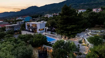 6-Bedroom Villa with Pool in Kaštel Kambelovac