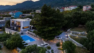 6-Bedroom Villa with Pool in Kaštel Kambelovac