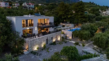 6-Bedroom Villa with Pool in Kaštel Kambelovac