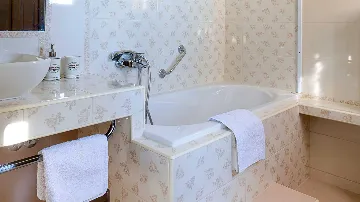 Villa in Makarska for up to 5 with Sauna & Jacuzzi