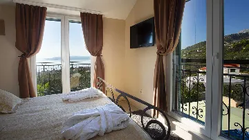 Villa in Makarska for up to 5 with Sauna & Jacuzzi