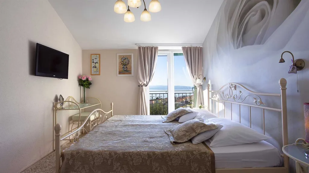 Villa in Makarska for up to 5 with Sauna & Jacuzzi