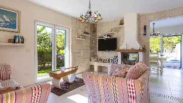 Villa in Makarska for up to 5 with Sauna & Jacuzzi