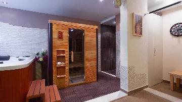 Villa in Makarska for up to 5 with Sauna & Jacuzzi