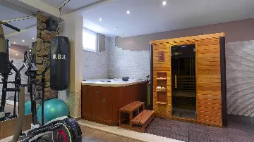 Villa in Makarska for up to 5 with Sauna & Jacuzzi