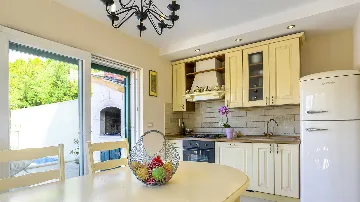 Villa in Makarska for up to 5 with Sauna & Jacuzzi