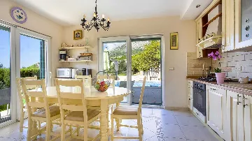 Villa in Makarska for up to 5 with Sauna & Jacuzzi