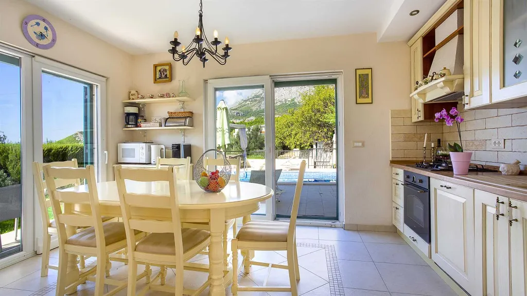 Villa in Makarska for up to 5 with Sauna & Jacuzzi