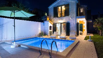 Villa in Makarska for up to 5 with Sauna & Jacuzzi