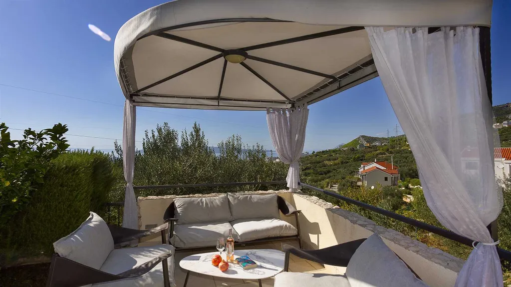 Villa in Makarska for up to 5 with Sauna & Jacuzzi