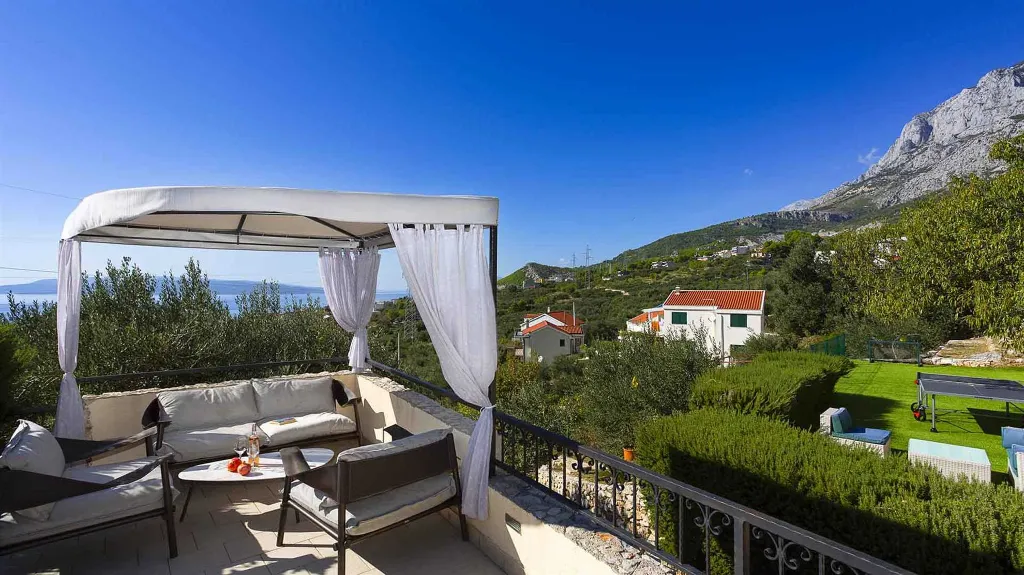 Villa in Makarska for up to 5 with Sauna & Jacuzzi