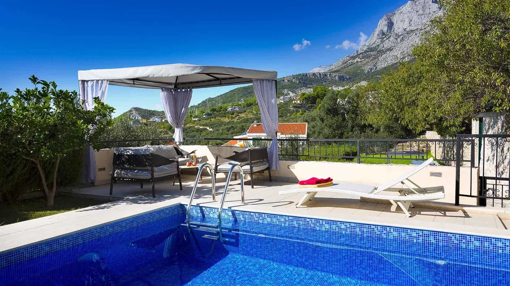 Villa in Makarska for up to 5 with Sauna & Jacuzzi
