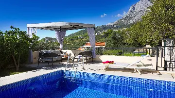 Villa in Makarska for up to 5 with Sauna & Jacuzzi