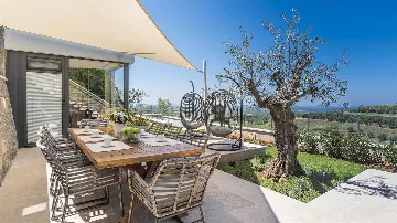 Villa with Views in Merišće for 10 Guests