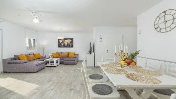 Family 3-Bedroom Villa with Private Pool in Buroli