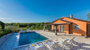 Family 3-Bedroom Villa with Private Pool in Buroli
