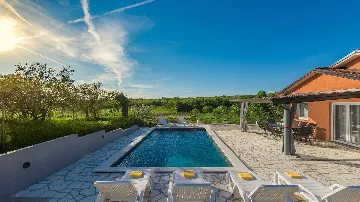 Family 3-Bedroom Villa with Private Pool in Buroli