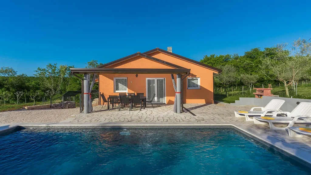 Family 3-Bedroom Villa with Private Pool in Buroli