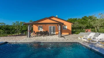 Family 3-Bedroom Villa with Private Pool in Buroli