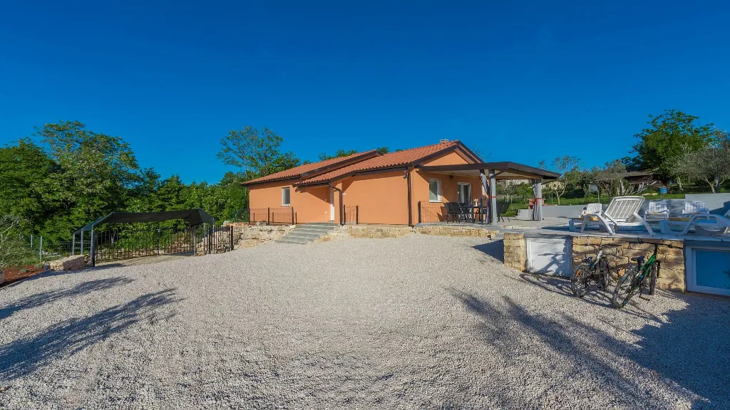 Family 3-Bedroom Villa with Private Pool in Buroli