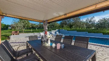 Family 3-Bedroom Villa with Private Pool in Buroli