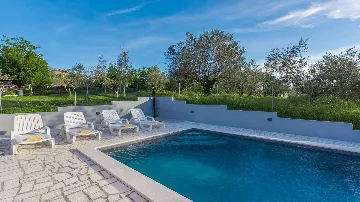 Family 3-Bedroom Villa with Private Pool in Buroli