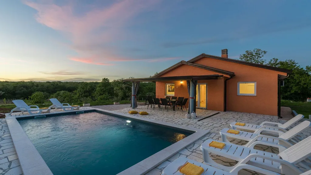 Family 3-Bedroom Villa with Private Pool in Buroli