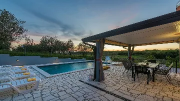 Family 3-Bedroom Villa with Private Pool in Buroli