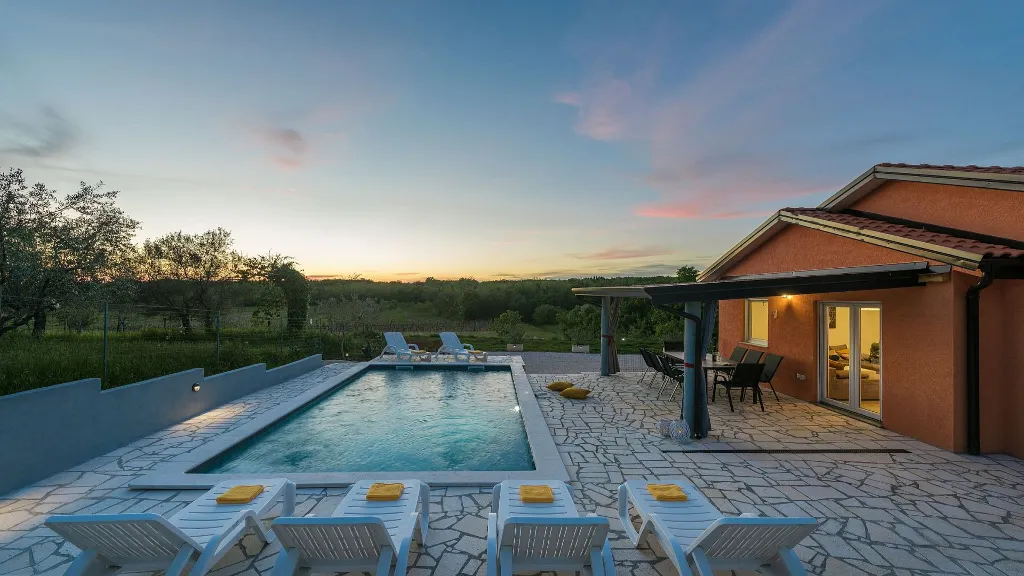 Family 3-Bedroom Villa with Private Pool in Buroli