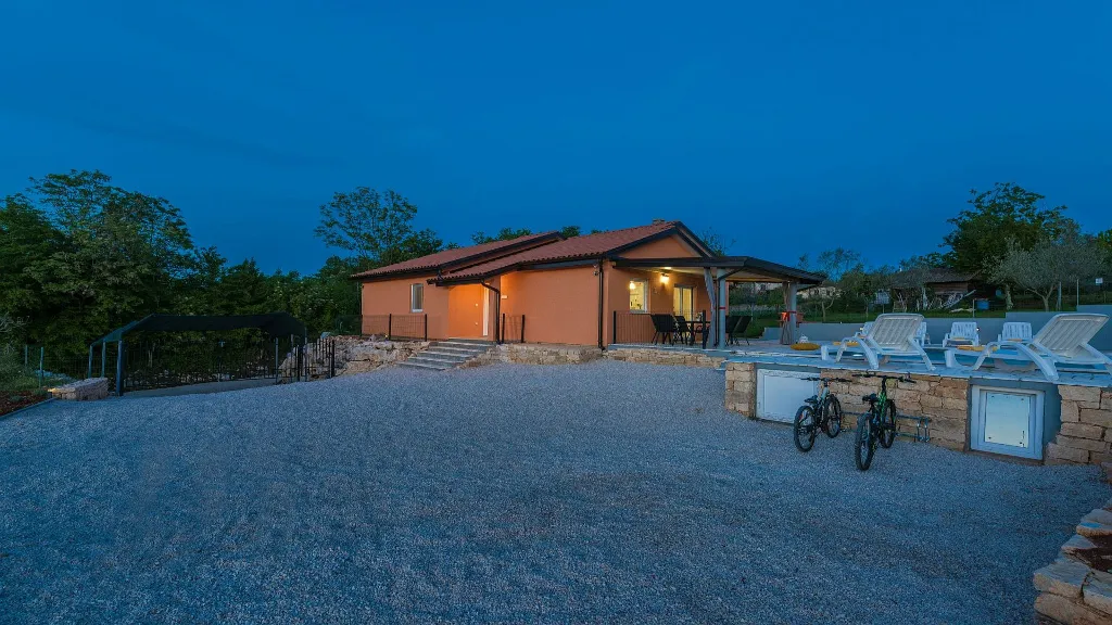 Family 3-Bedroom Villa with Private Pool in Buroli
